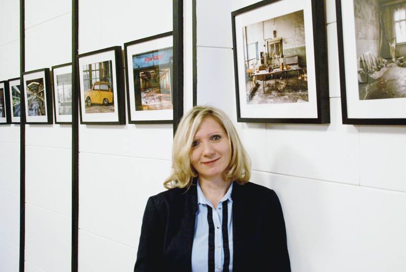 Peggy Schellenberger vor den Bildern ihrer Ausstellung